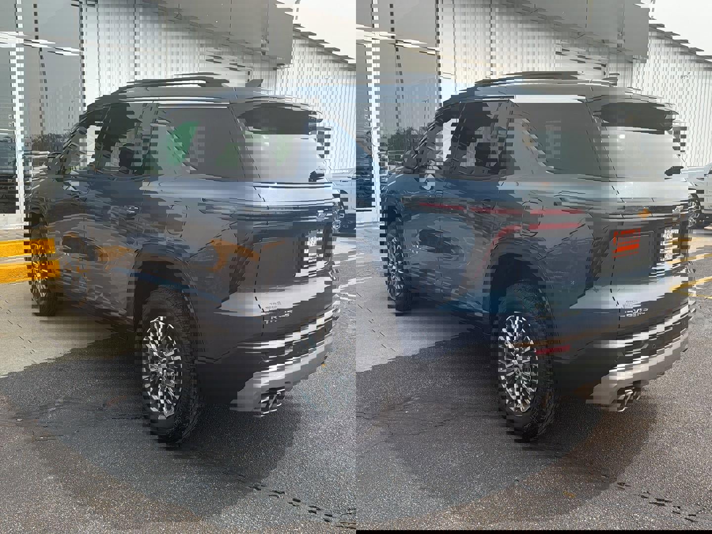 Used 2025 Chevrolet Traverse LT image 2