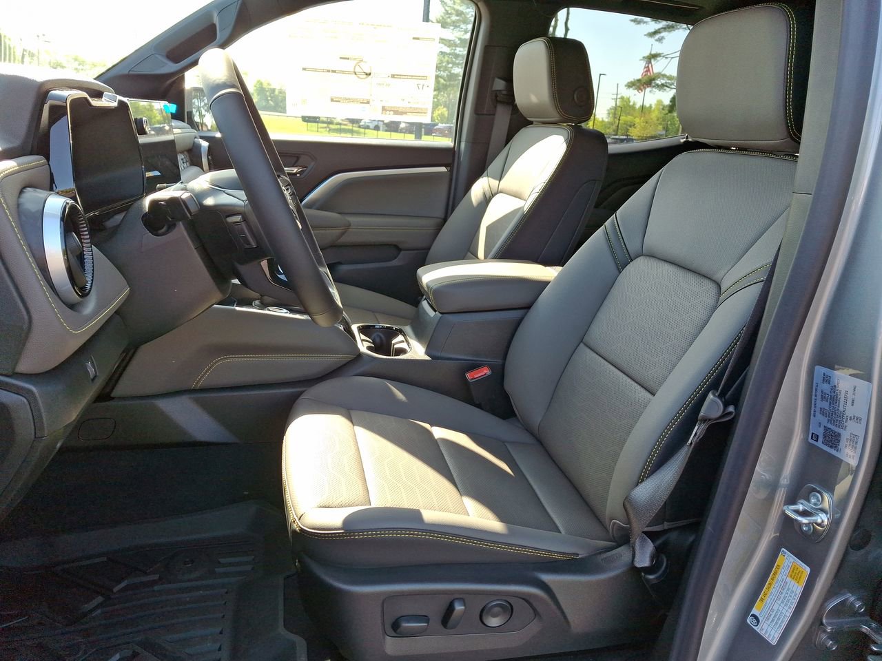 New 2026 Chevrolet Colorado ZR2 w/ Technology Package AWD/4WD image 14
