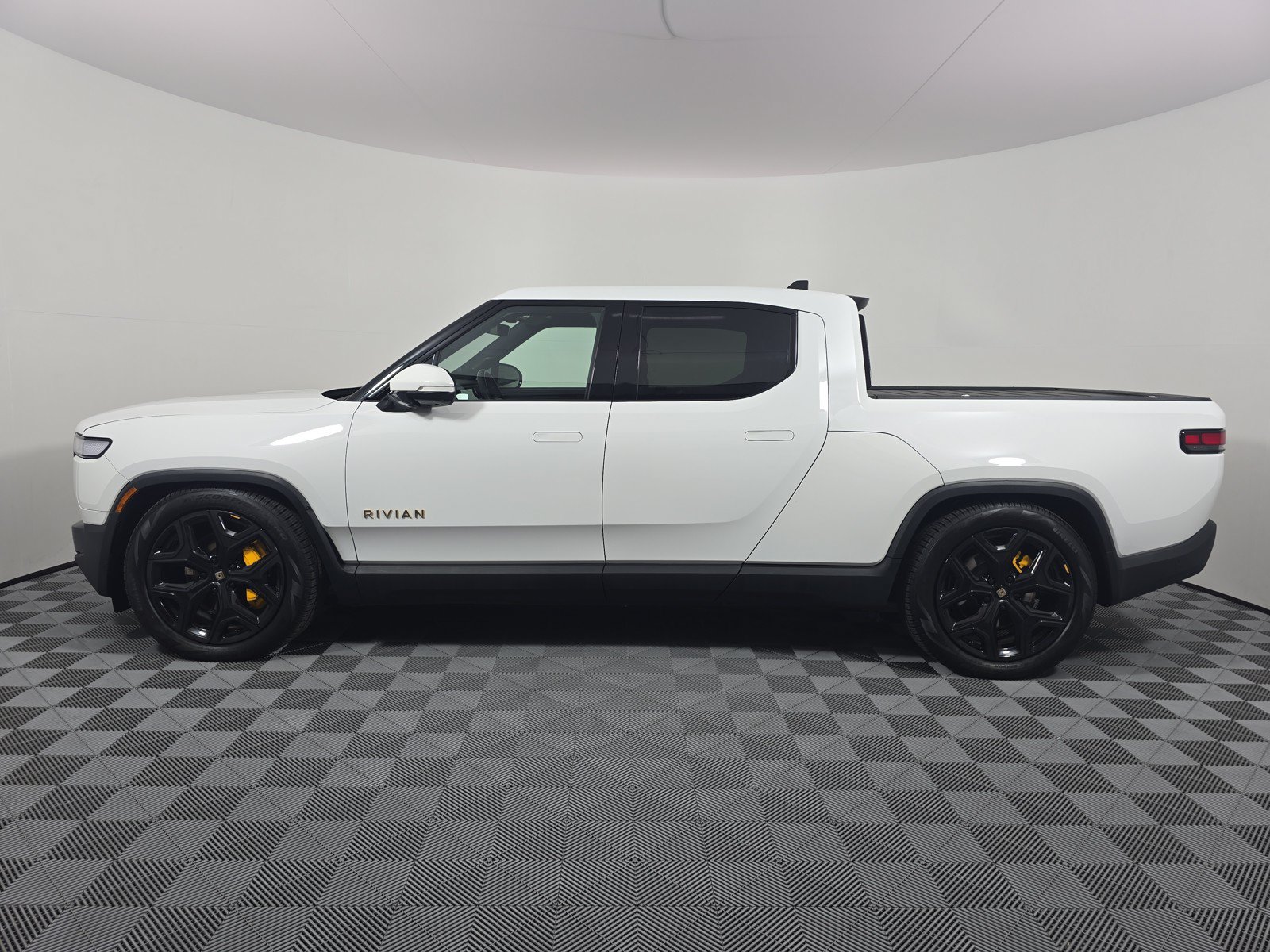 Used 2024 Rivian R1T Adventure AWD/4WD image 2