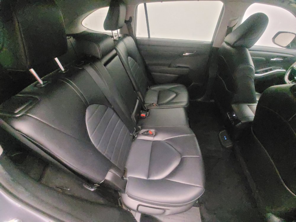 Used 2022 Toyota Highlander XLE image 19