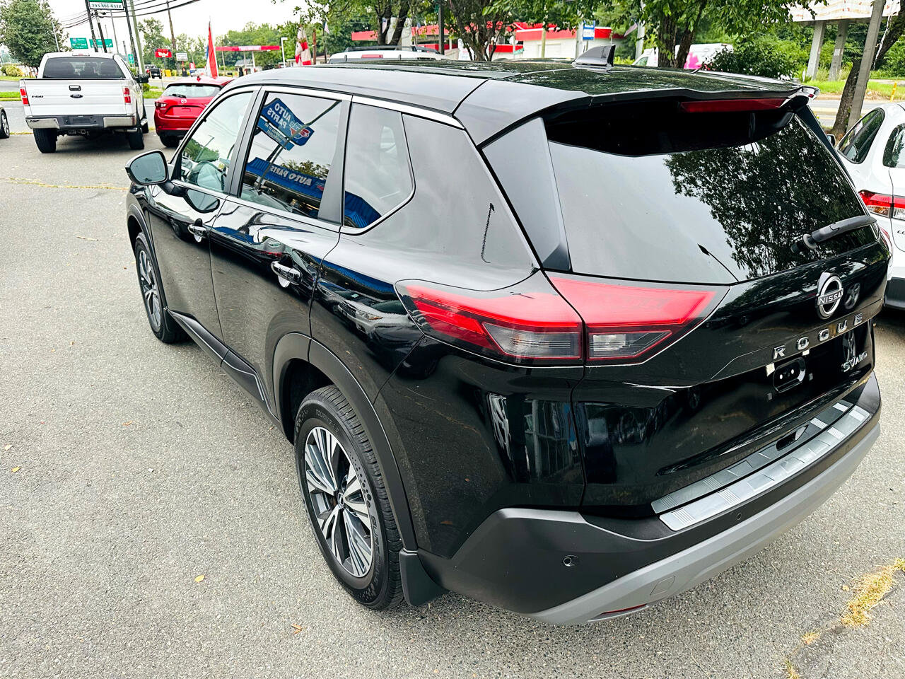 Used 2022 Nissan Rogue SV image 4