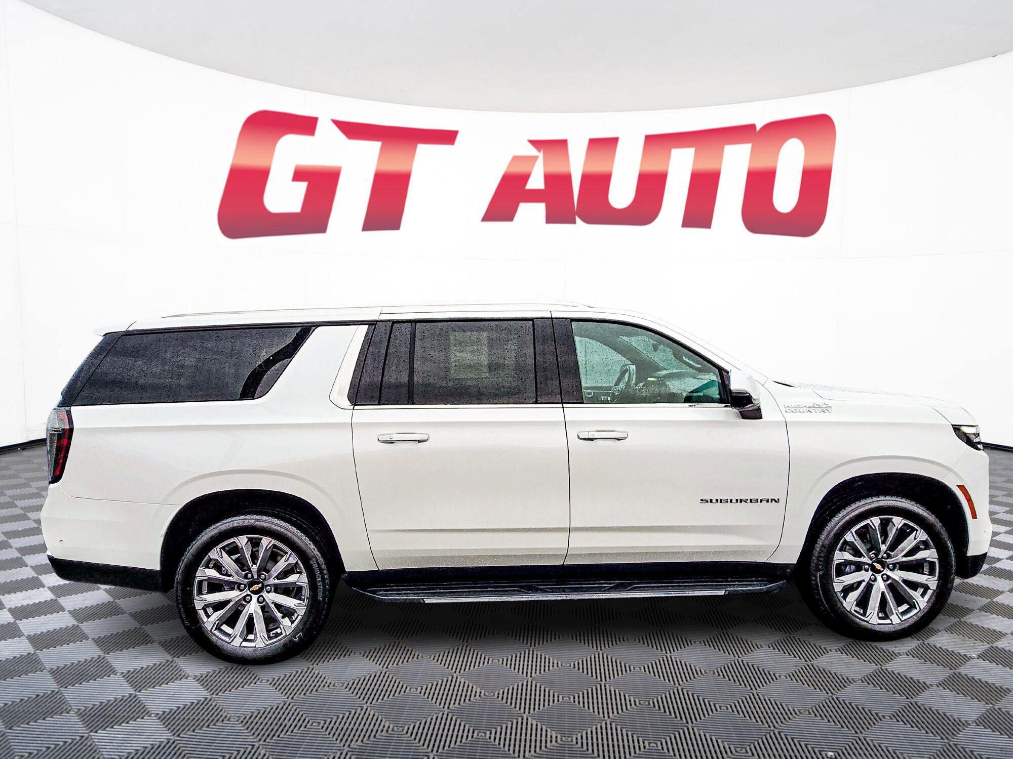 Used 2025 Chevrolet Suburban High Country image 8