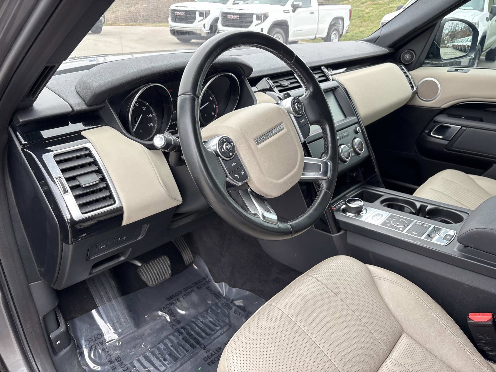 Used 2018 Land Rover Discovery SE image 17