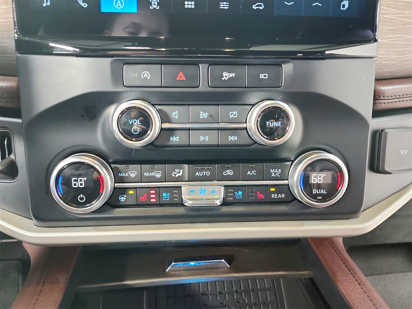 Used 2024 Ford Expedition Limited image 32