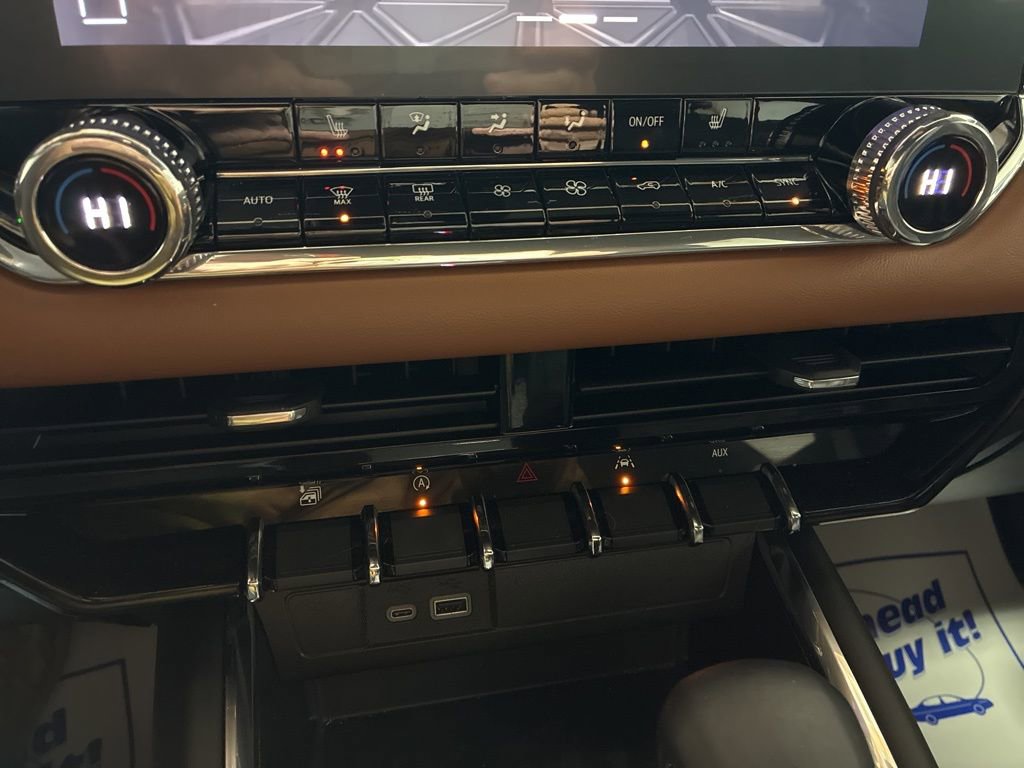 Used 2024 GMC Canyon AT4 w/ Technology Package image 18