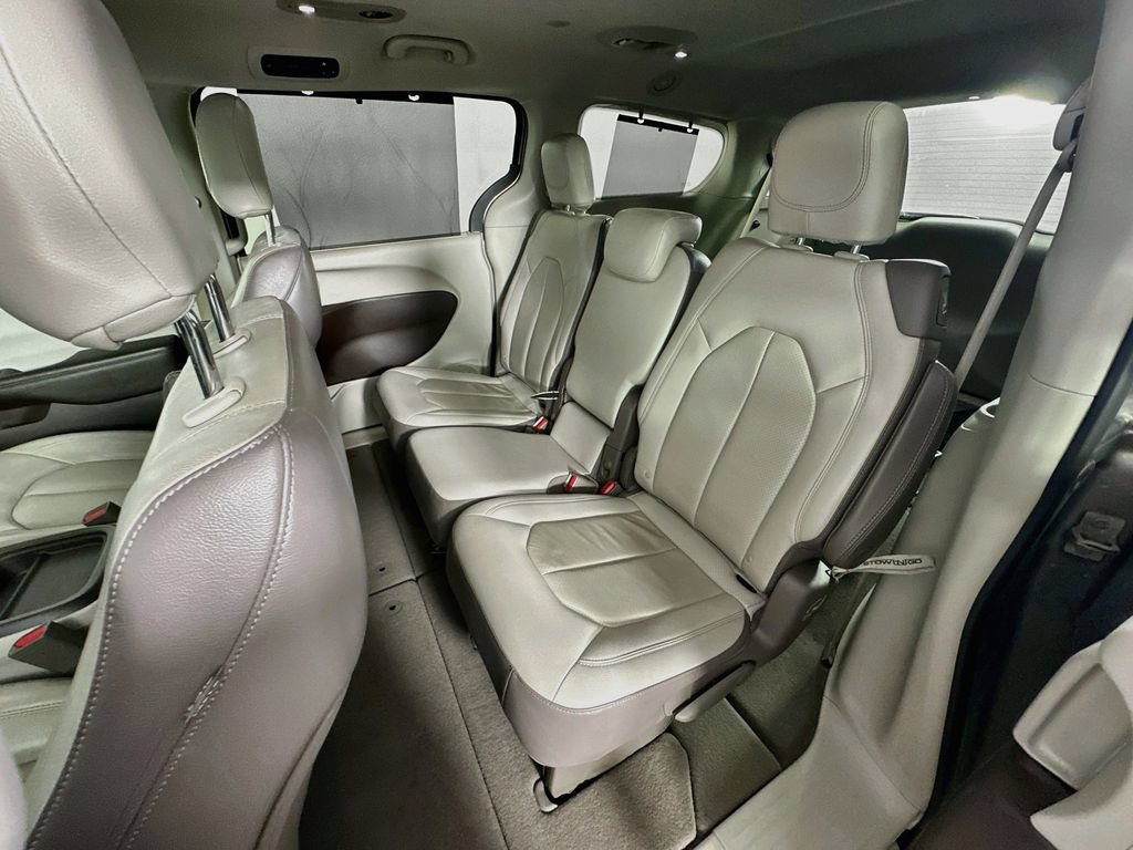 Certified 2018 Chrysler Pacifica Touring-L FWD image 32