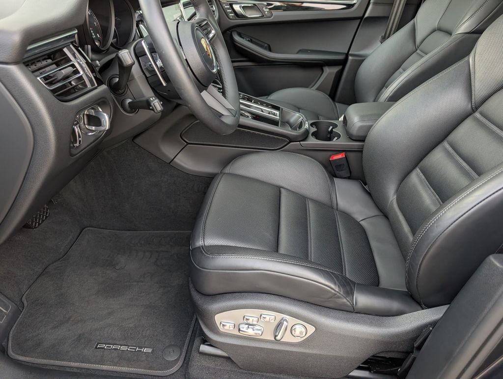 Certified 2025 Porsche Macan AWD/4WD image 26