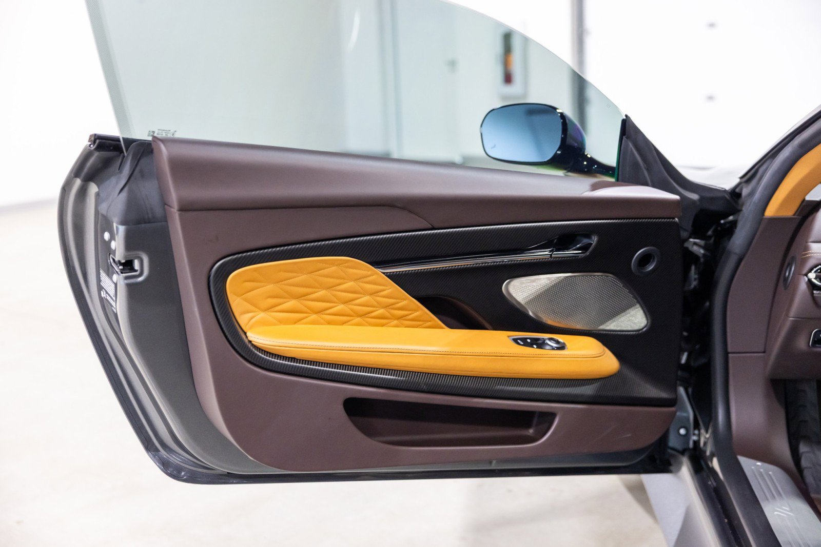 Used 2024 Aston Martin DB12 Coupe image 28