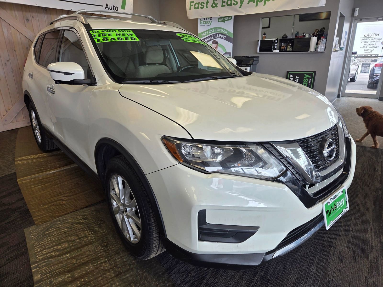 Used 2017 Nissan Rogue SV w/ SV Premium Package image 2