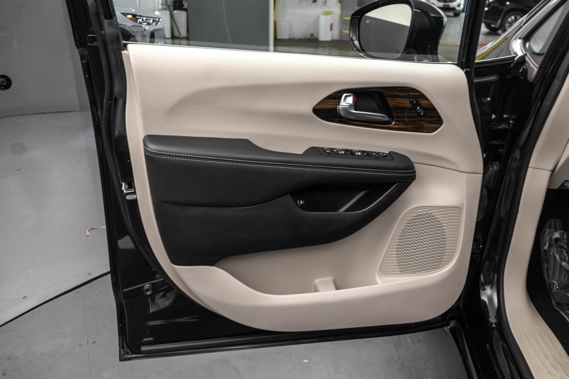 Used 2023 Chrysler Pacifica Limited FWD image 29