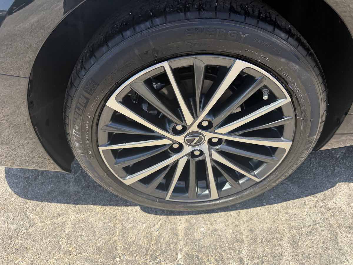 Used 2025 Lexus ES 300h w/ Premium Package FWD image 8