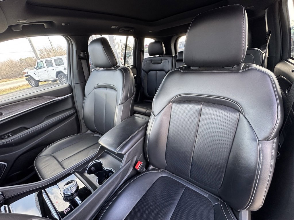 Used 2024 Jeep Grand Cherokee Limited w/ Luxury Tech Group II image 19