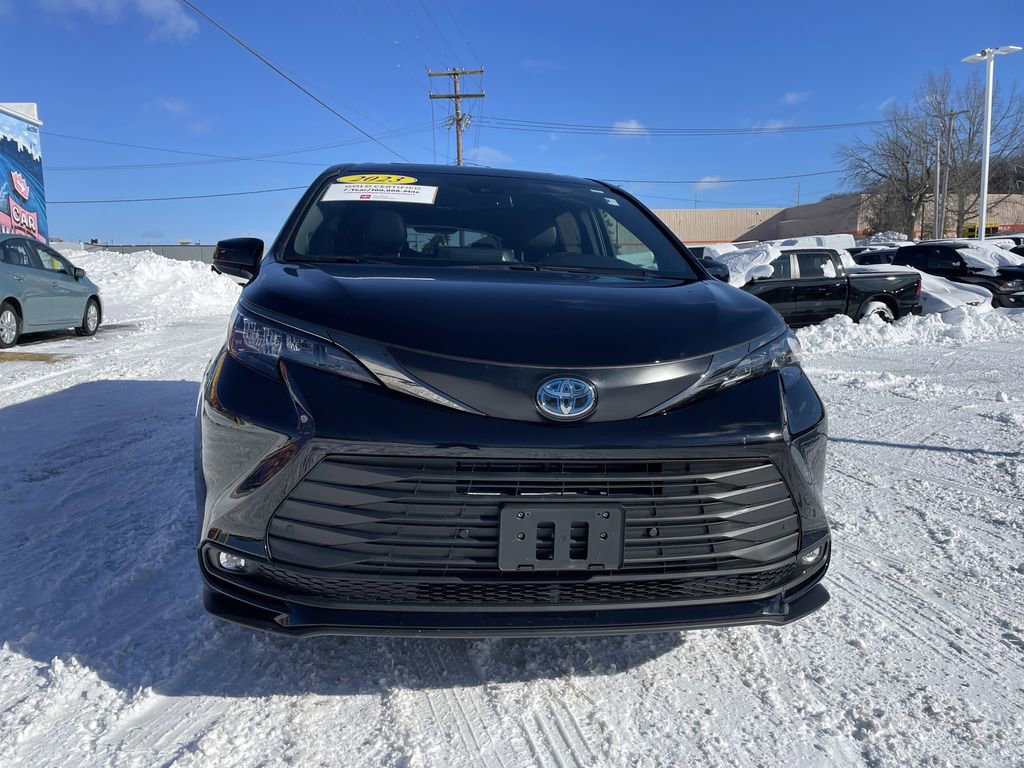 Used 2023 Toyota Sienna XLE Woodland Edition image 5