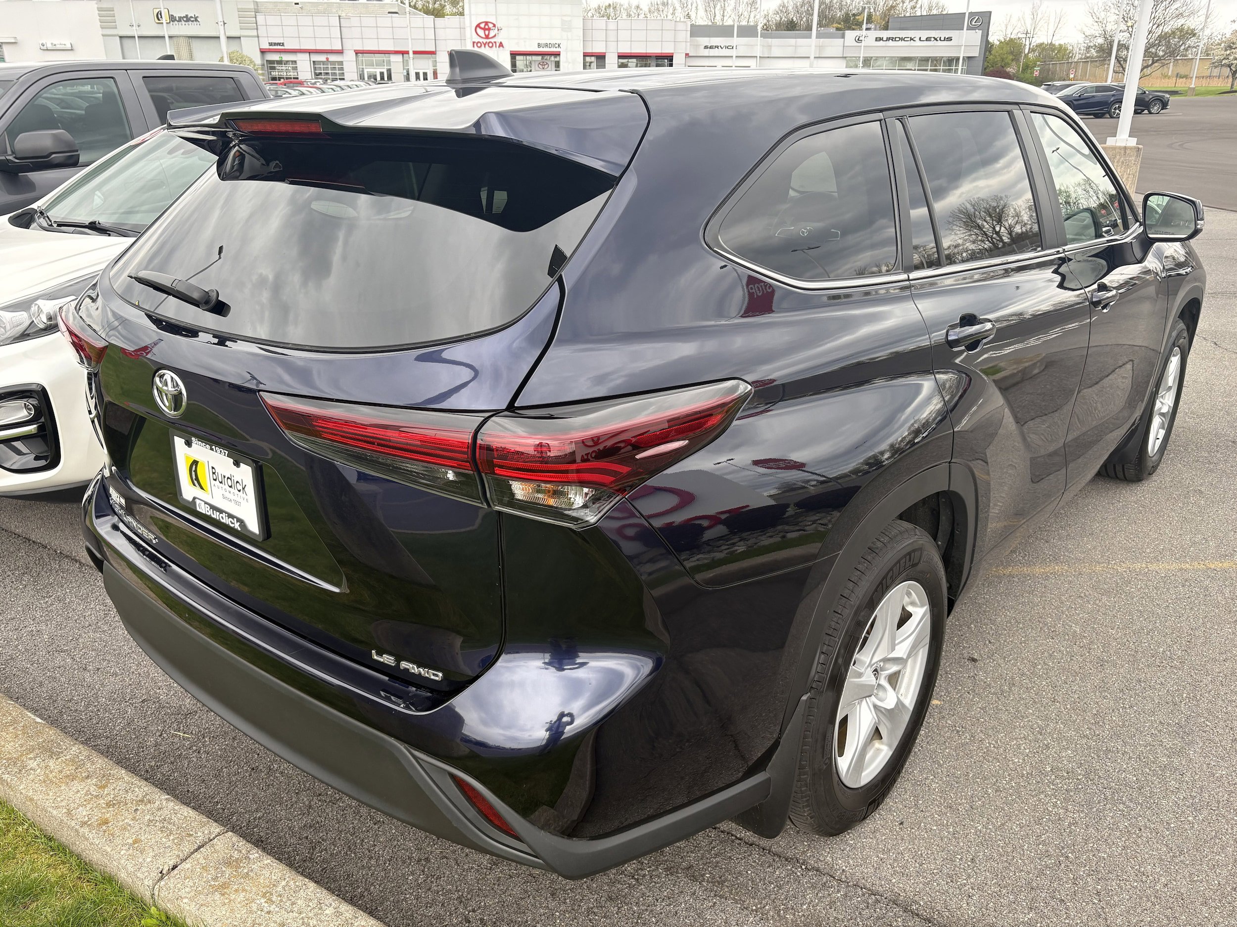 Used 2024 Toyota Highlander LE AWD/4WD image 5