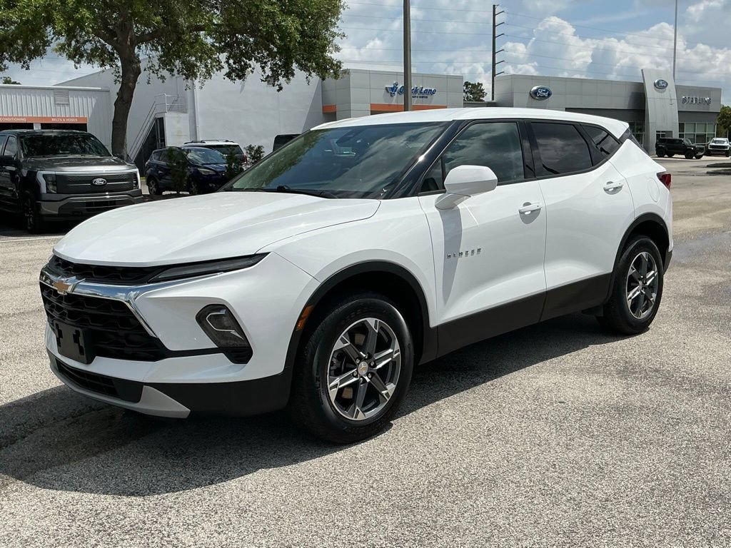 Used 2025 Chevrolet Blazer LT FWD image 1