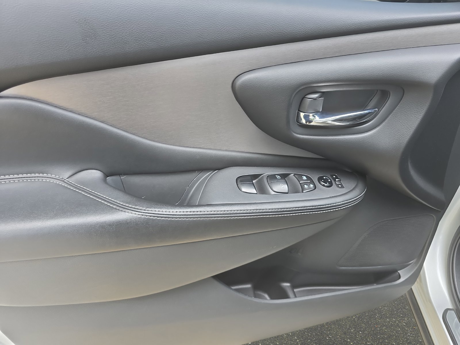 Used 2023 Nissan Murano SV FWD image 25