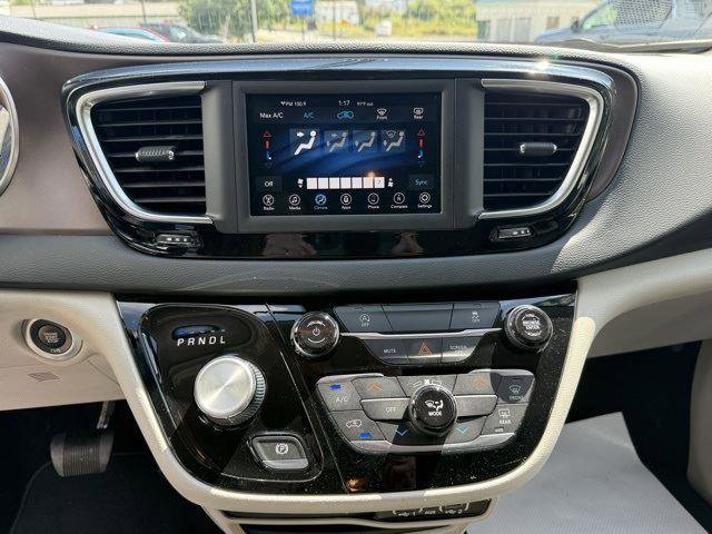 Used 2021 Chrysler Voyager L image 12