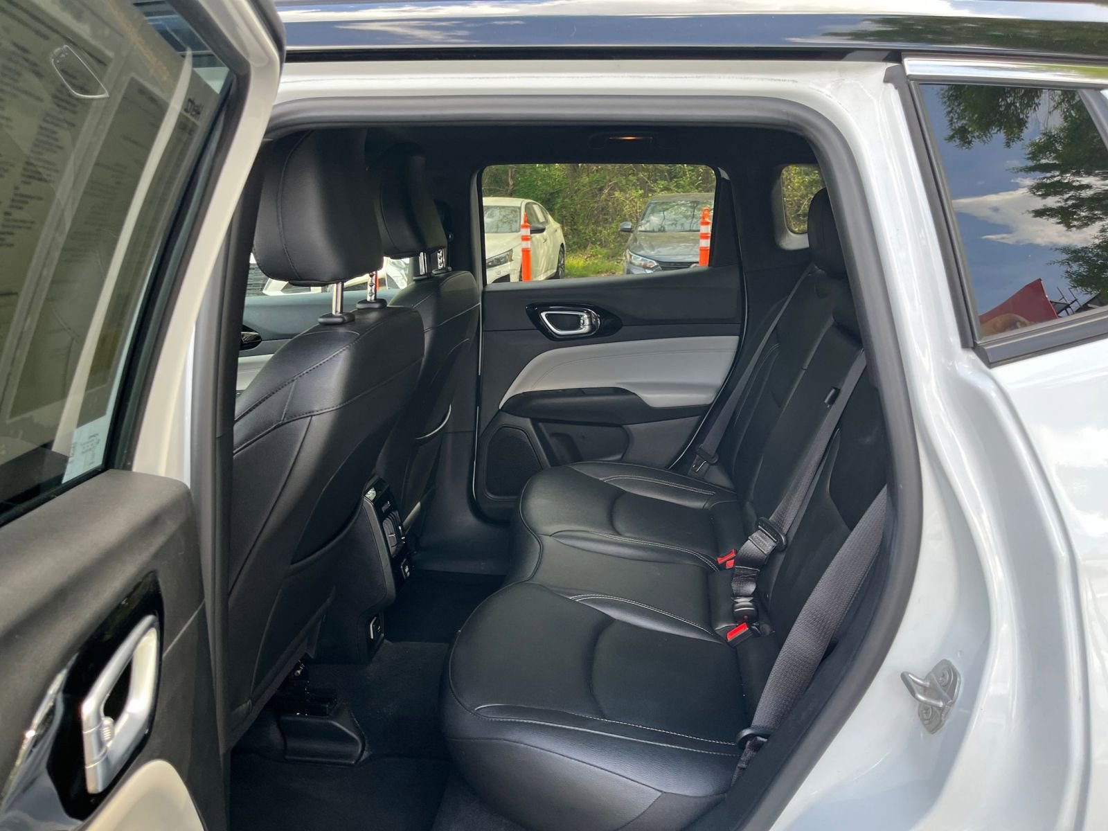 Used 2025 Jeep Compass Limited image 27