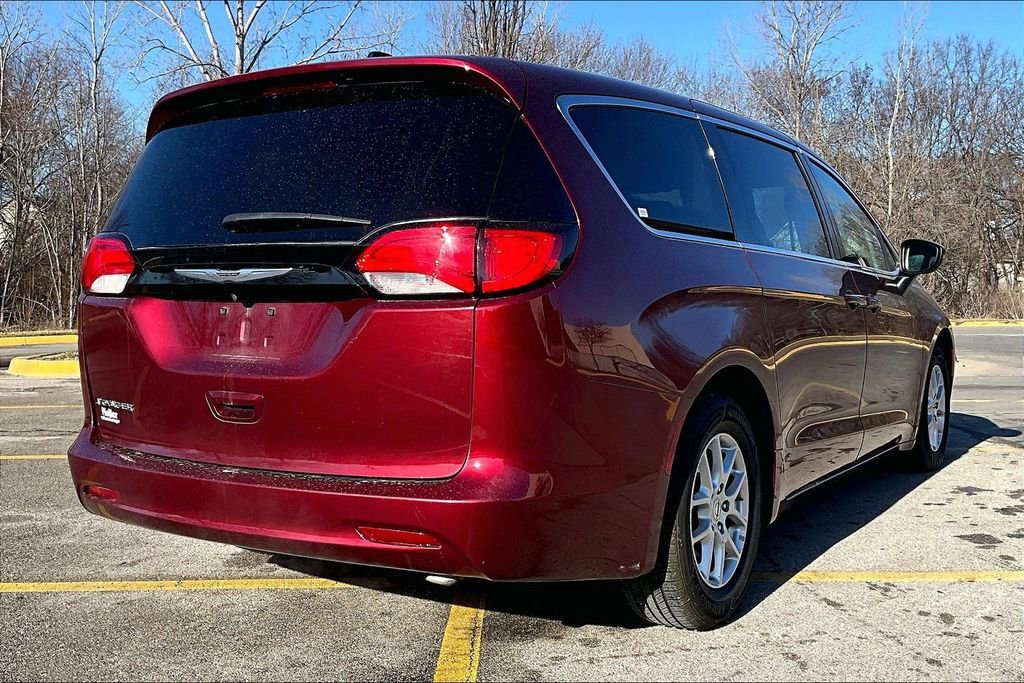 Used 2022 Chrysler Voyager LX image 6
