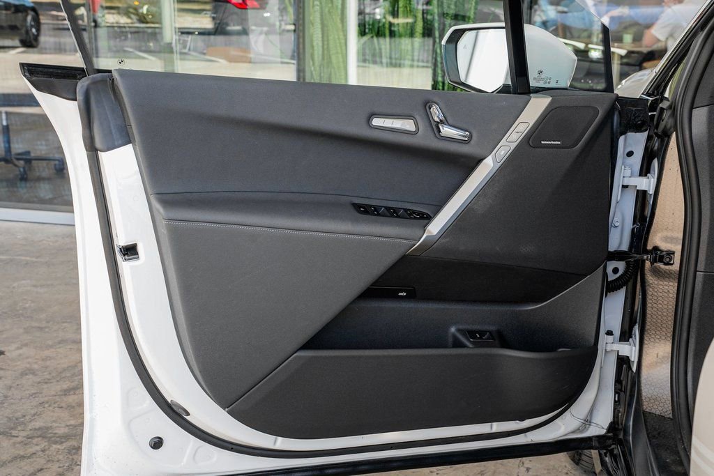 Used 2025 BMW iX xDrive50 w/ Premium Package image 9