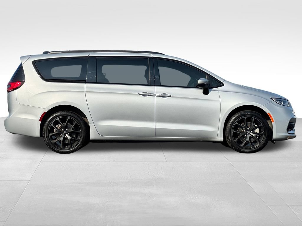 Used 2023 Chrysler Pacifica Touring-L w/ S Appearance Package AWD/4WD image 8