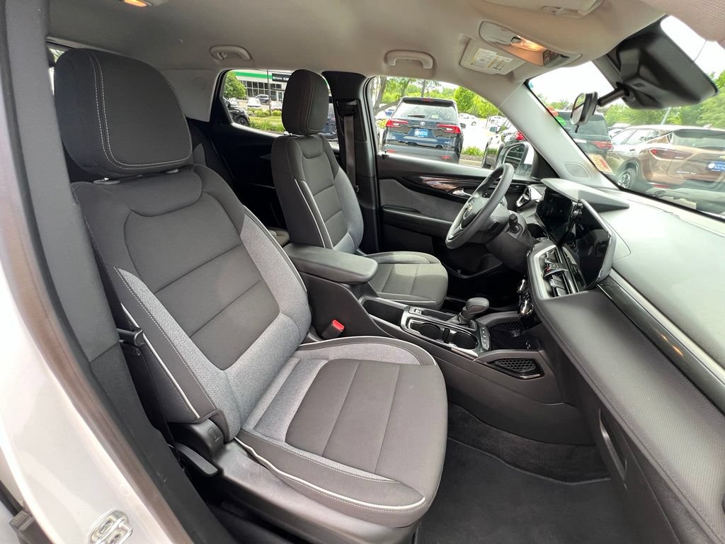 Used 2025 Chevrolet TrailBlazer LT AWD/4WD image 27