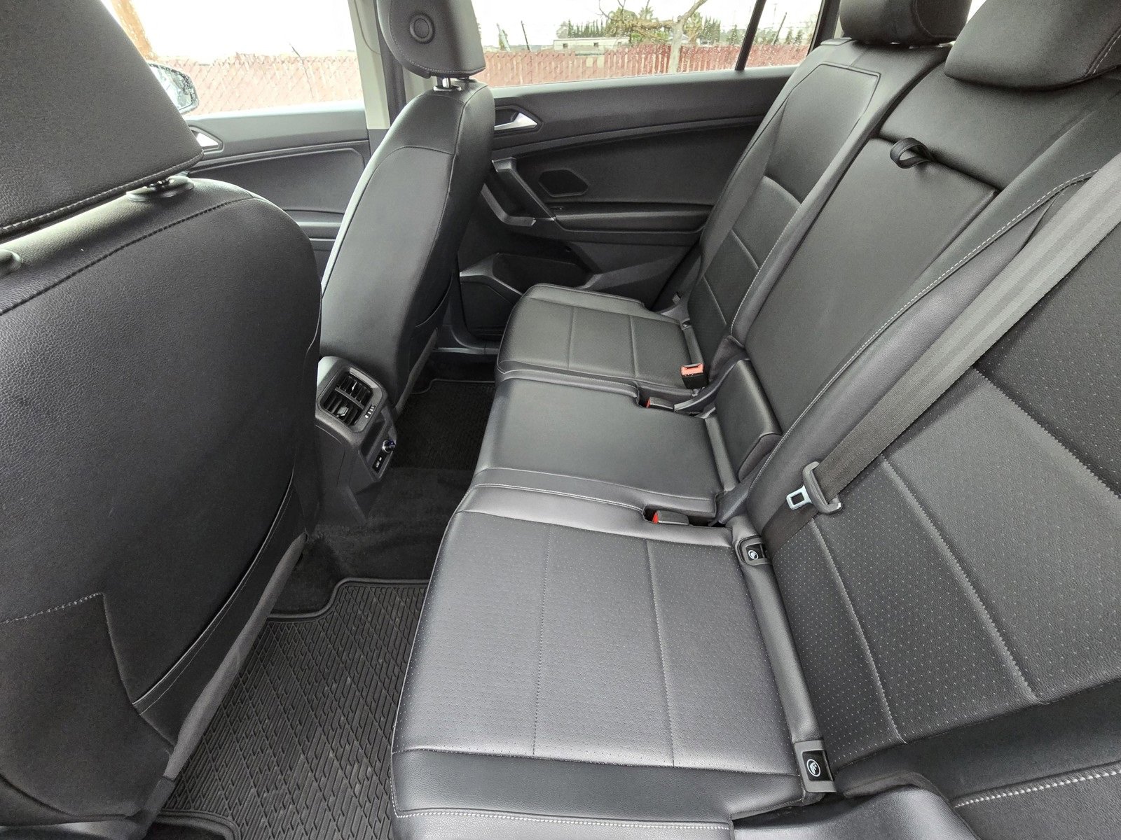 Used 2020 Volkswagen Tiguan SE w/ Panoramic Sunroof Package image 10