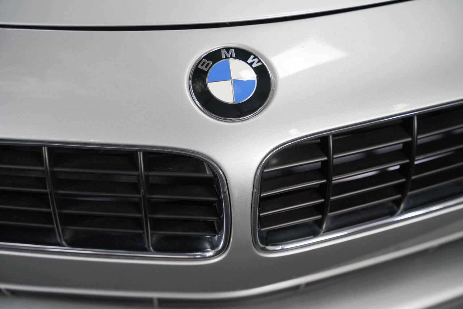 Used 2001 BMW Z8 RWD image 16