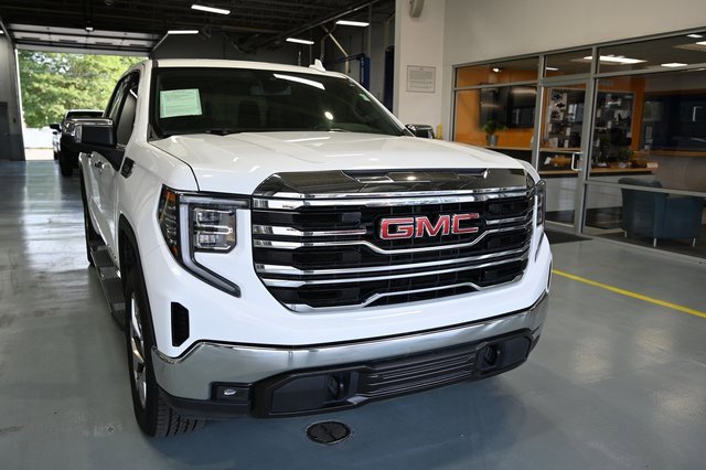 Used 2022 GMC Sierra 1500 SLT w/ SLT Convenience Package image 3
