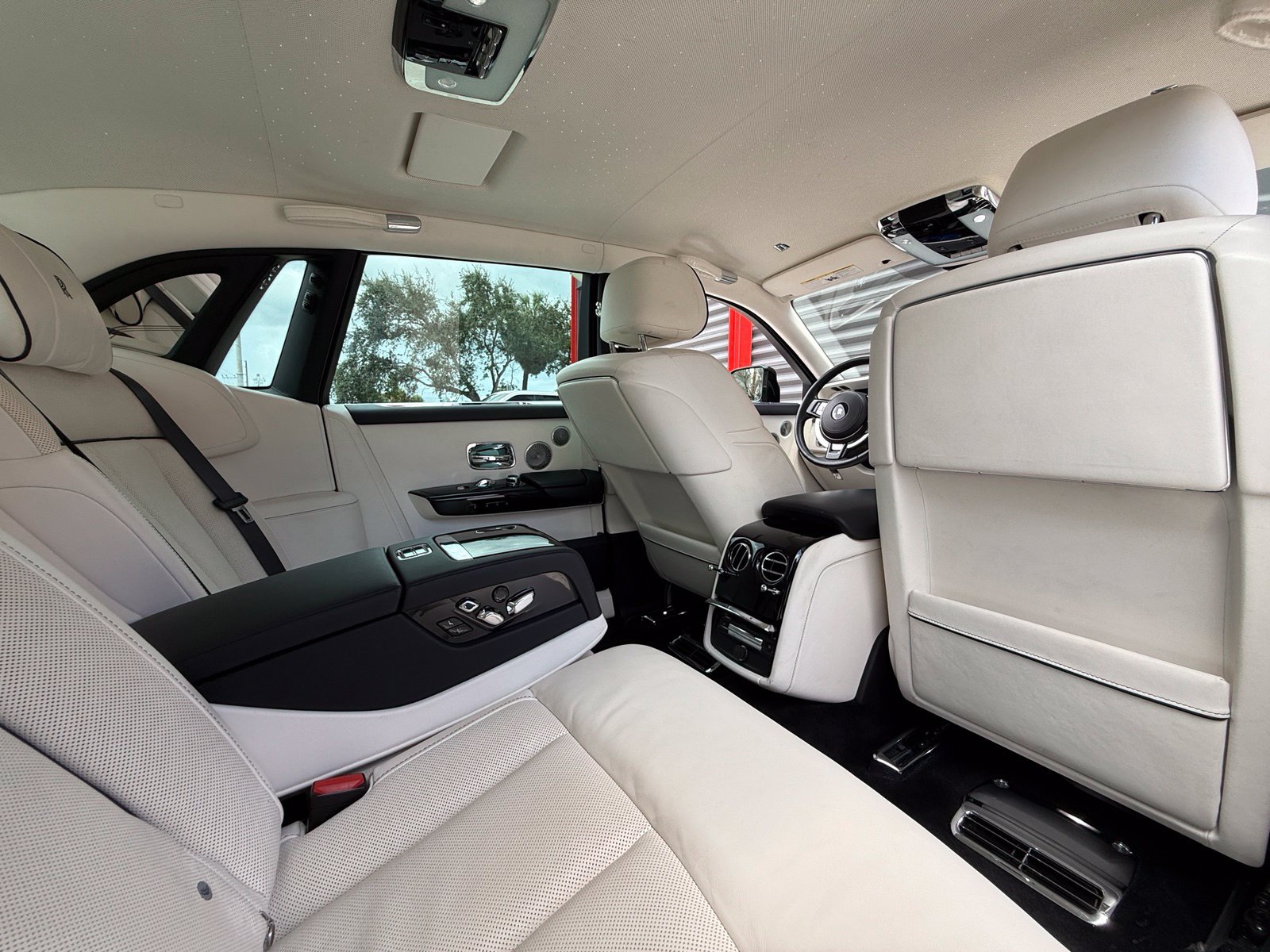 Used 2022 Rolls-Royce Phantom Sedan RWD image 43