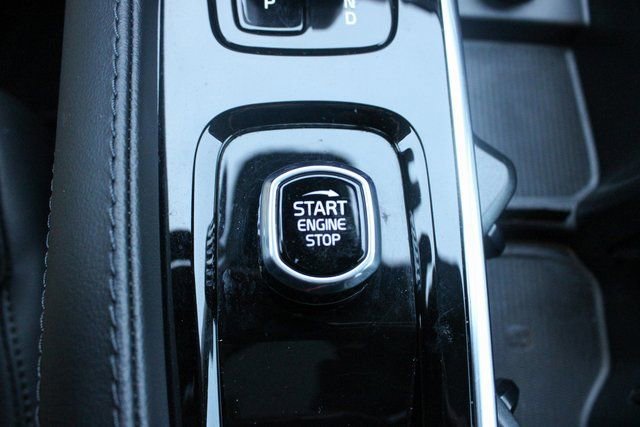 Used 2025 Volvo XC90 B5 Core image 18