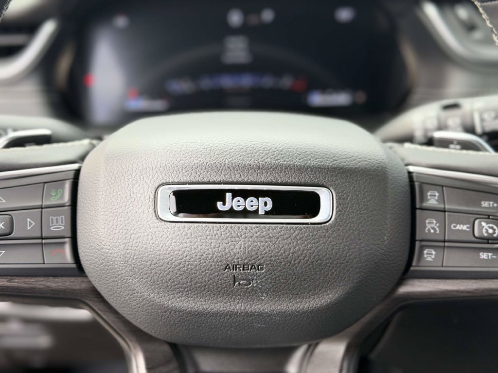 Used 2025 Jeep Grand Cherokee L Limited AWD/4WD image 31