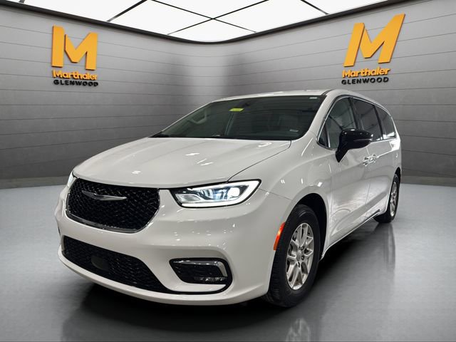 Used 2024 Chrysler Pacifica Touring-L image 4