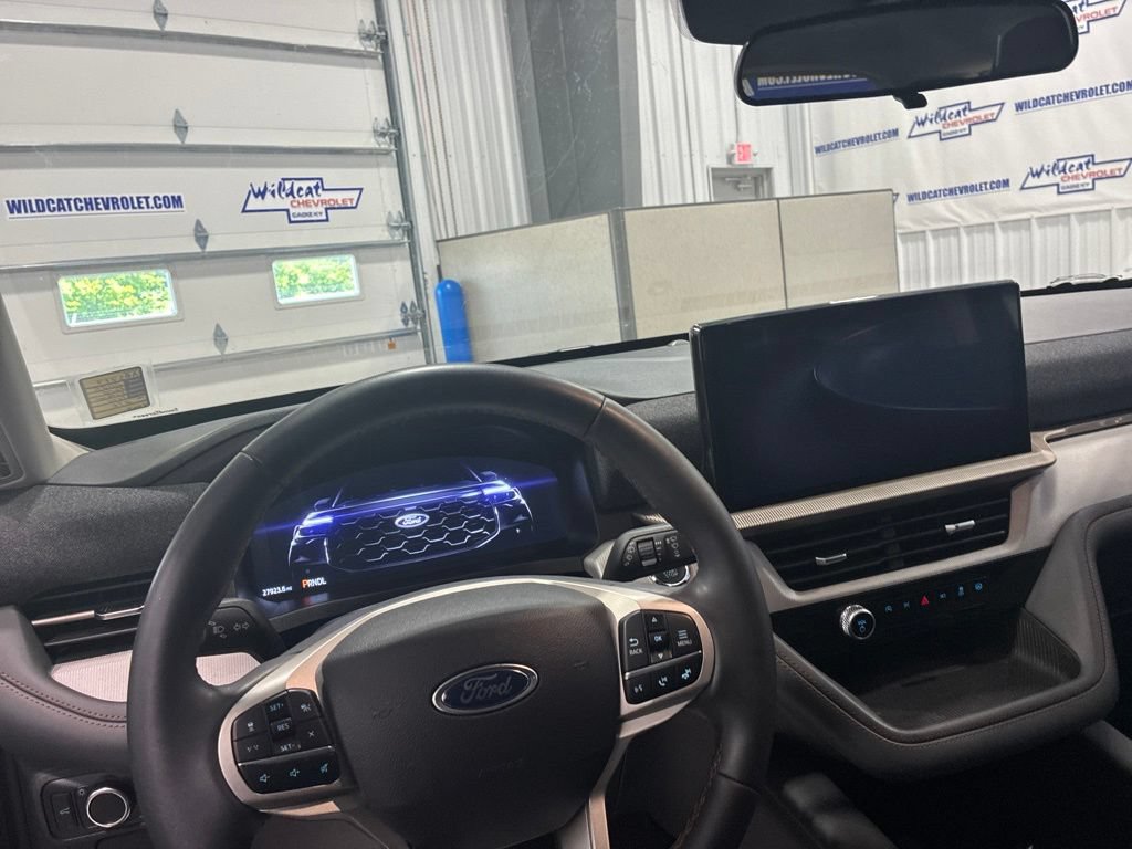 Used 2025 Ford Explorer Active AWD/4WD image 2