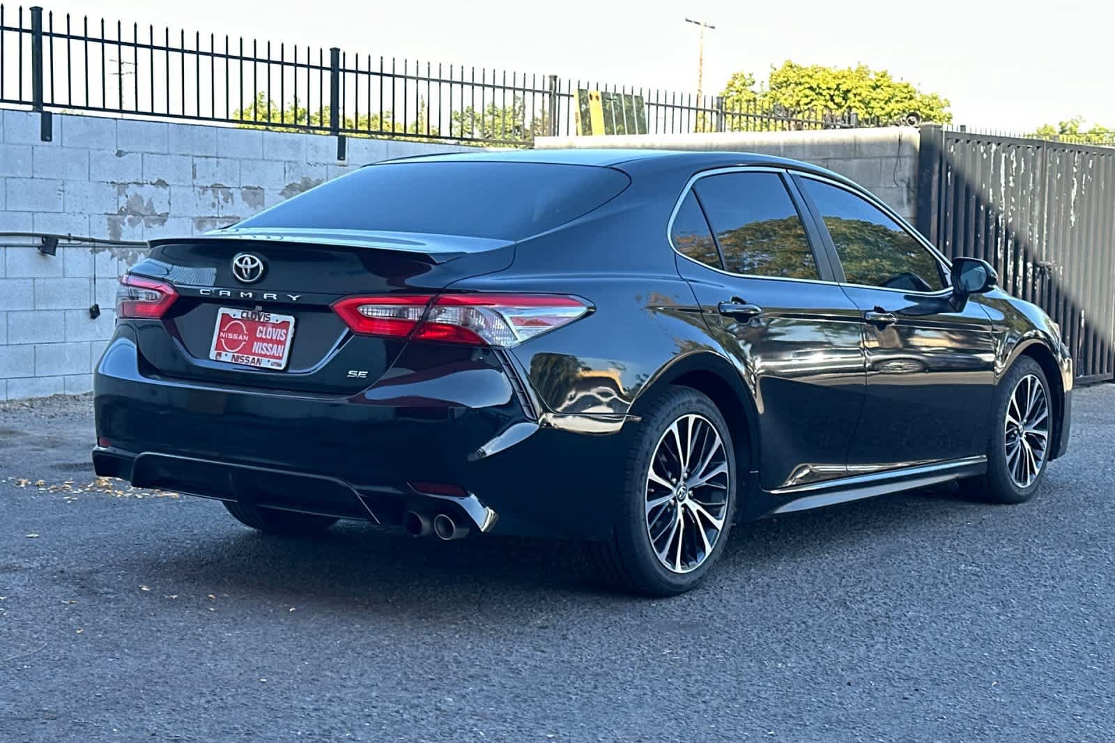 Used 2018 Toyota Camry SE FWD image 3