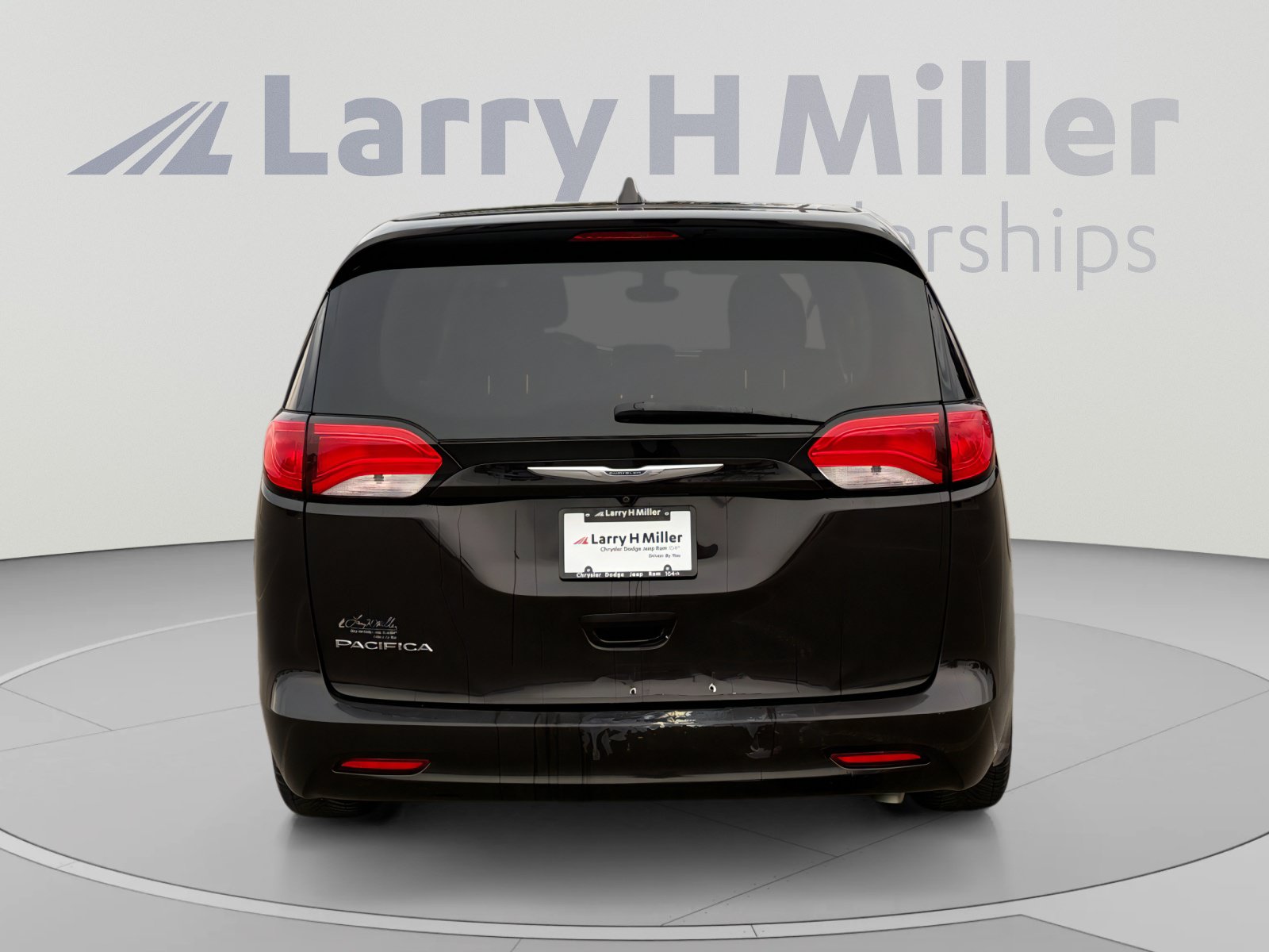 Used 2017 Chrysler Pacifica Touring w/ Tire & Wheel Group FWD image 5