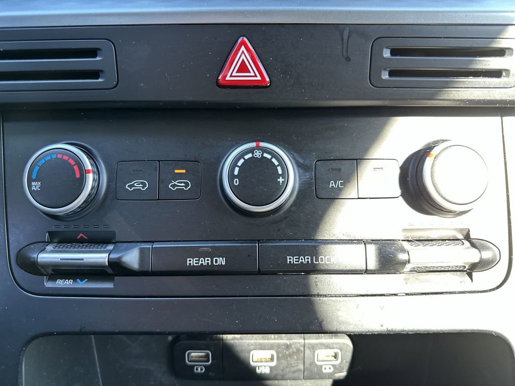 Used 2023 Kia Carnival LX image 18