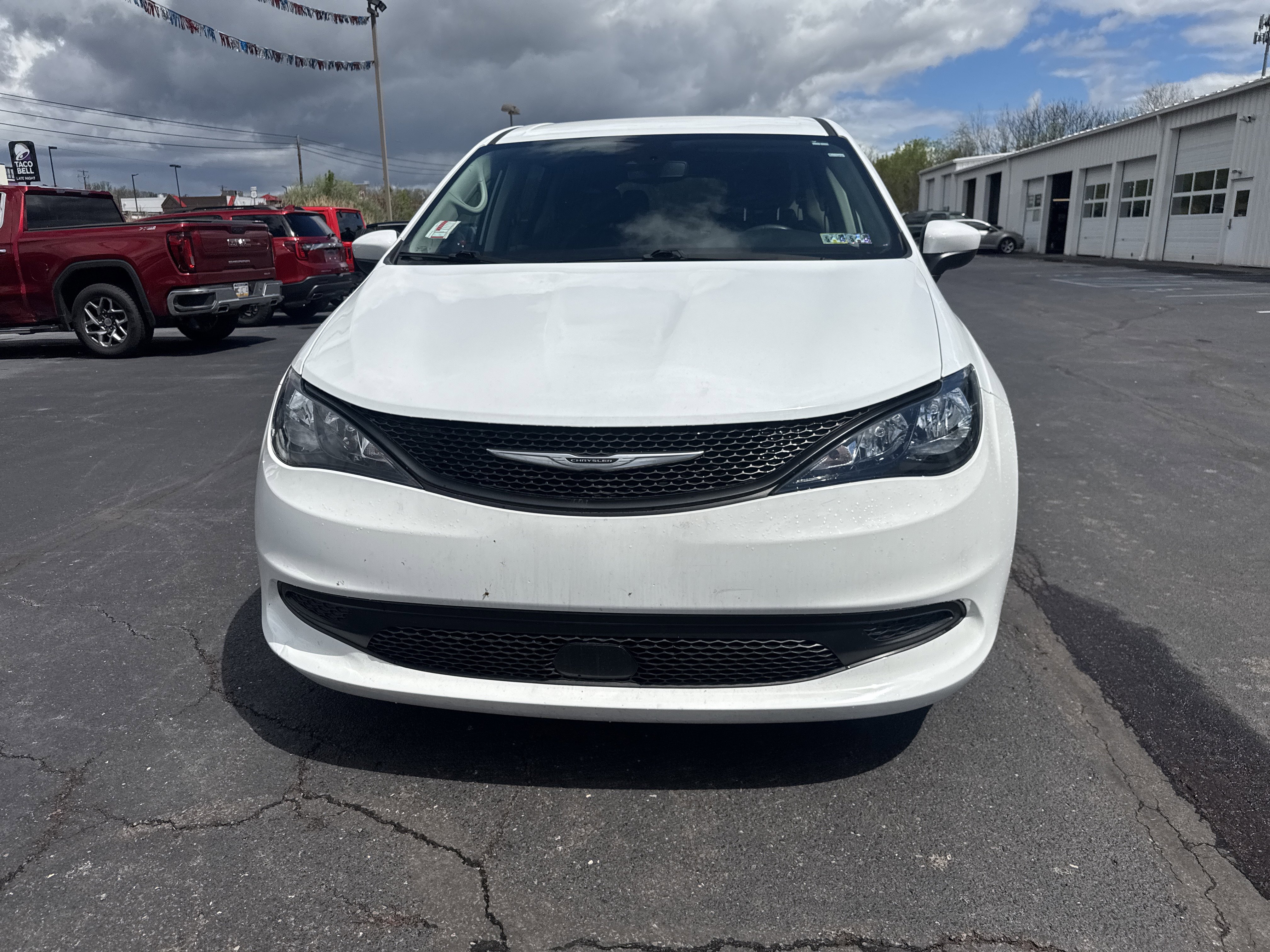 Used 2023 Chrysler Voyager LX image 9