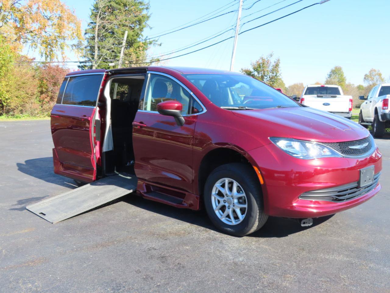 Used 2017 Chrysler Pacifica Touring FWD image 9