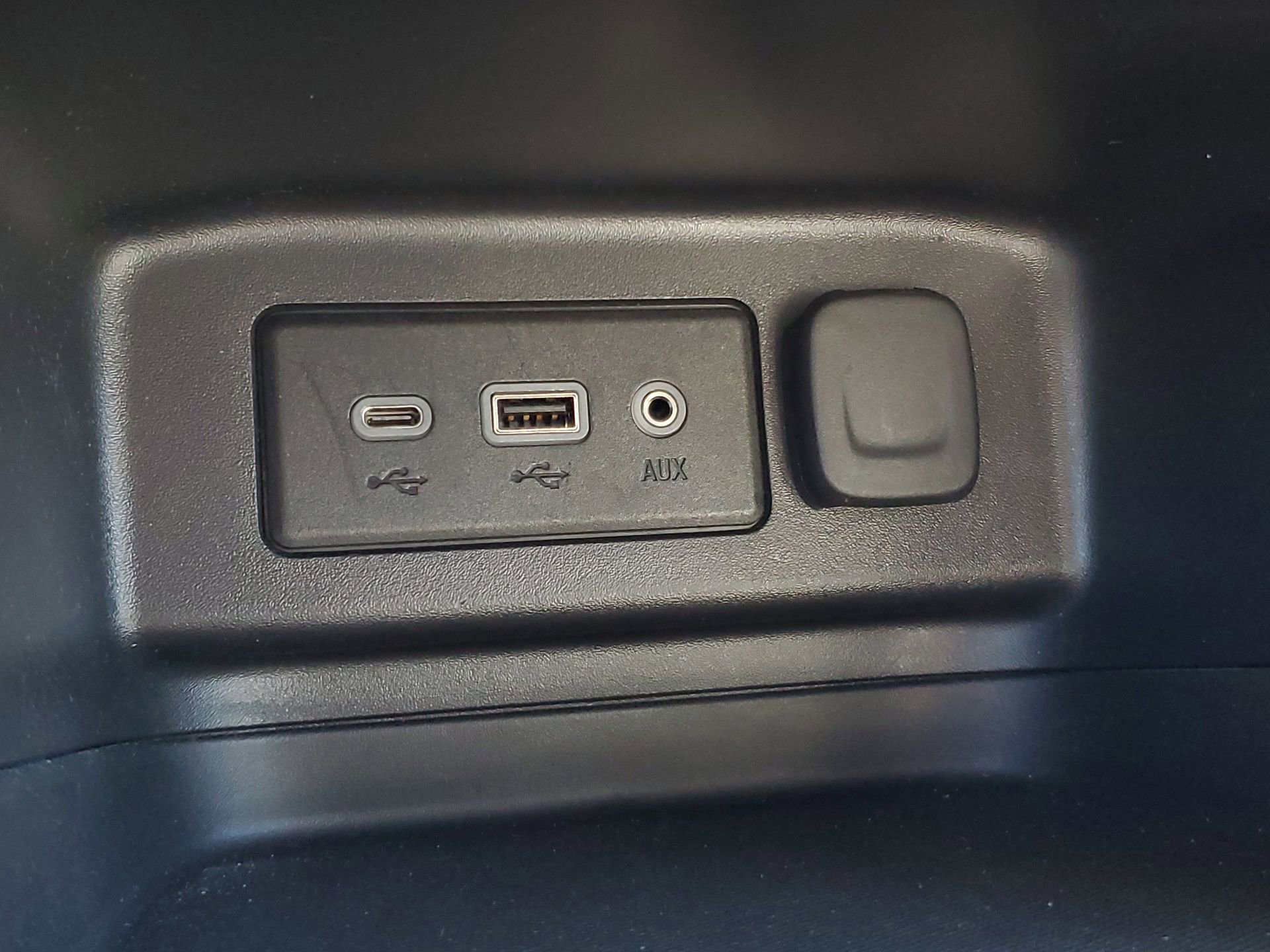 Used 2021 Chevrolet Equinox LS image 30