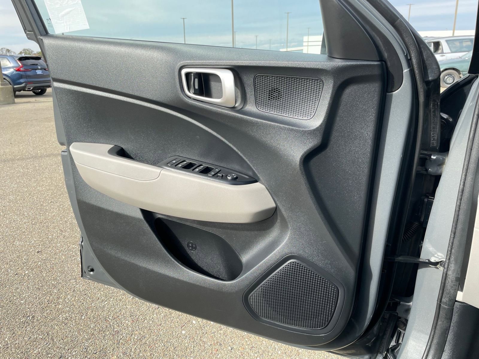 Used 2025 Hyundai Venue SEL image 18