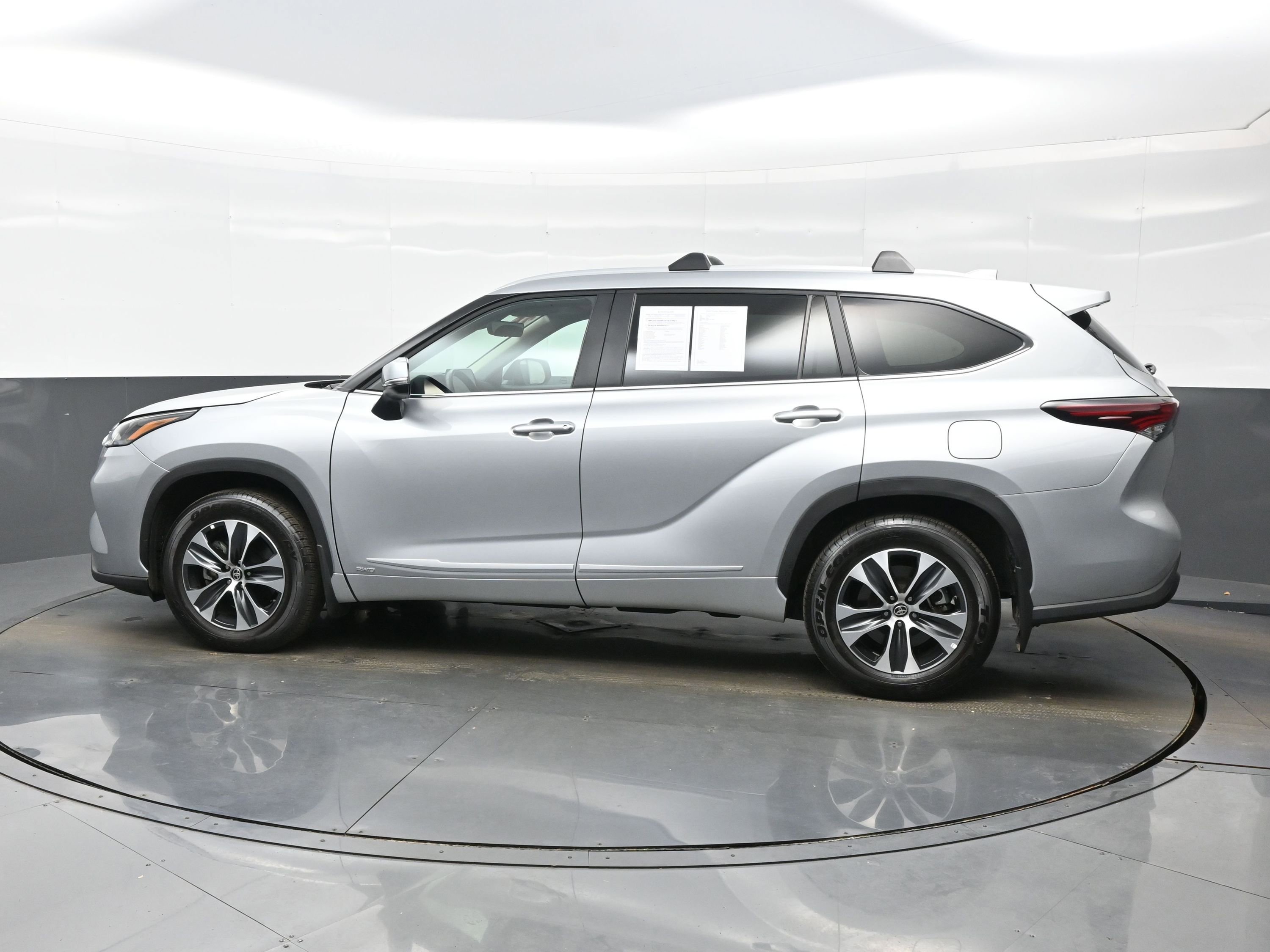 Used 2025 Toyota Highlander XLE AWD/4WD image 3