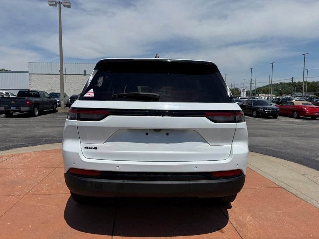 Used 2023 Jeep Grand Cherokee Altitude AWD/4WD image 5