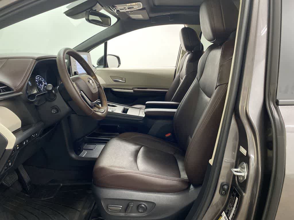 Used 2024 Toyota Sienna Platinum image 13