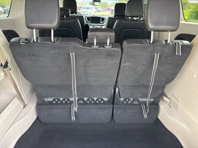 Used 2023 Chrysler Pacifica Touring-L FWD image 34
