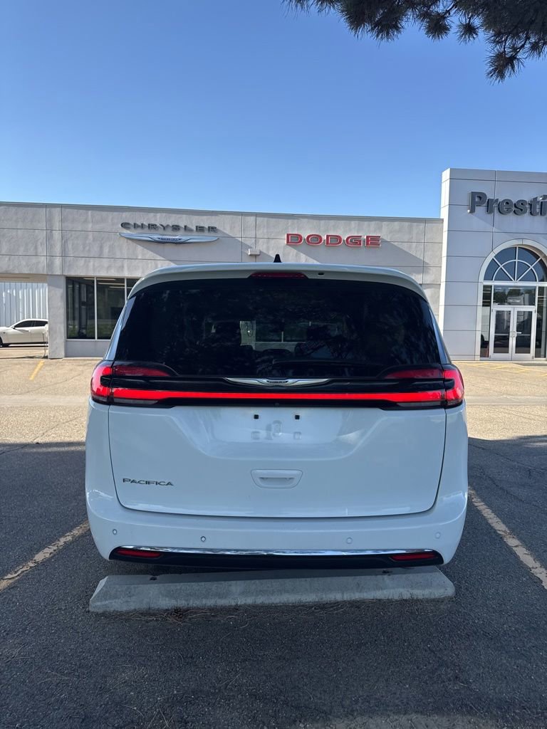 Used 2023 Chrysler Pacifica Touring-L FWD image 3