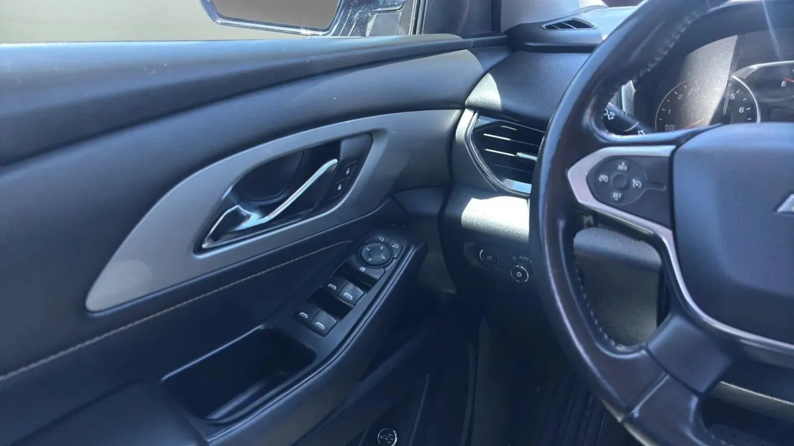 Used 2020 Chevrolet Traverse LT FWD image 17