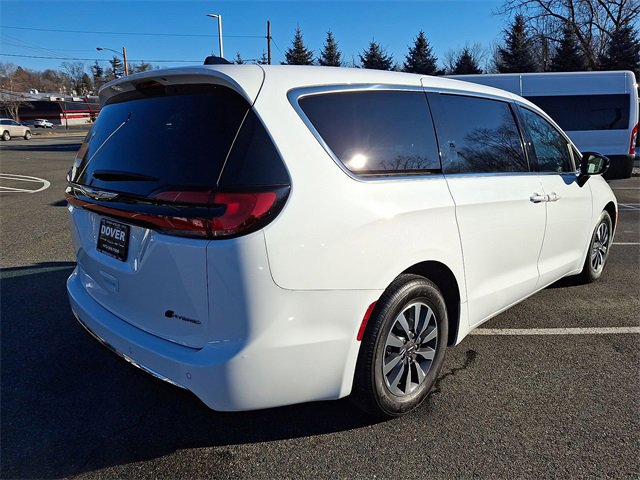 Used 2024 Chrysler Pacifica Select image 25