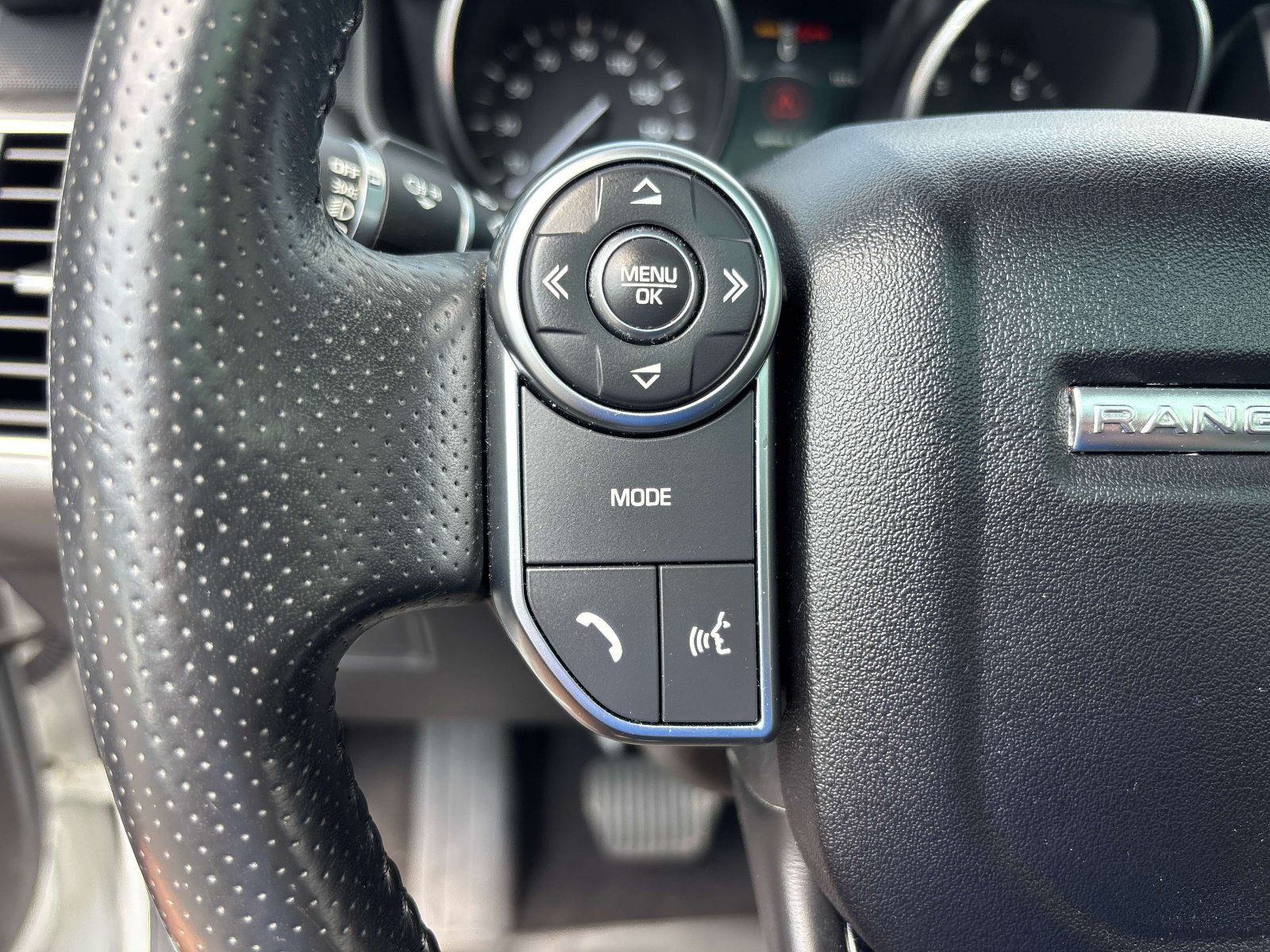 Used 2017 Land Rover Range Rover Sport SE AWD/4WD image 24