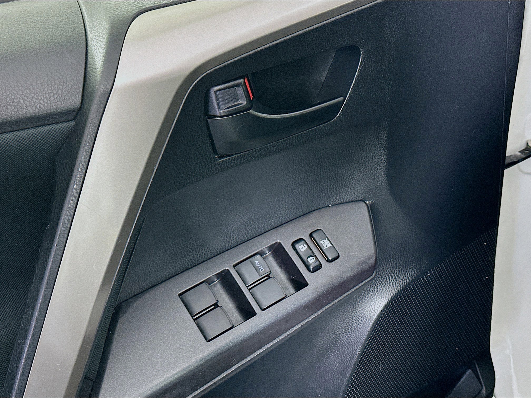 Used 2018 Toyota RAV4 LE image 15